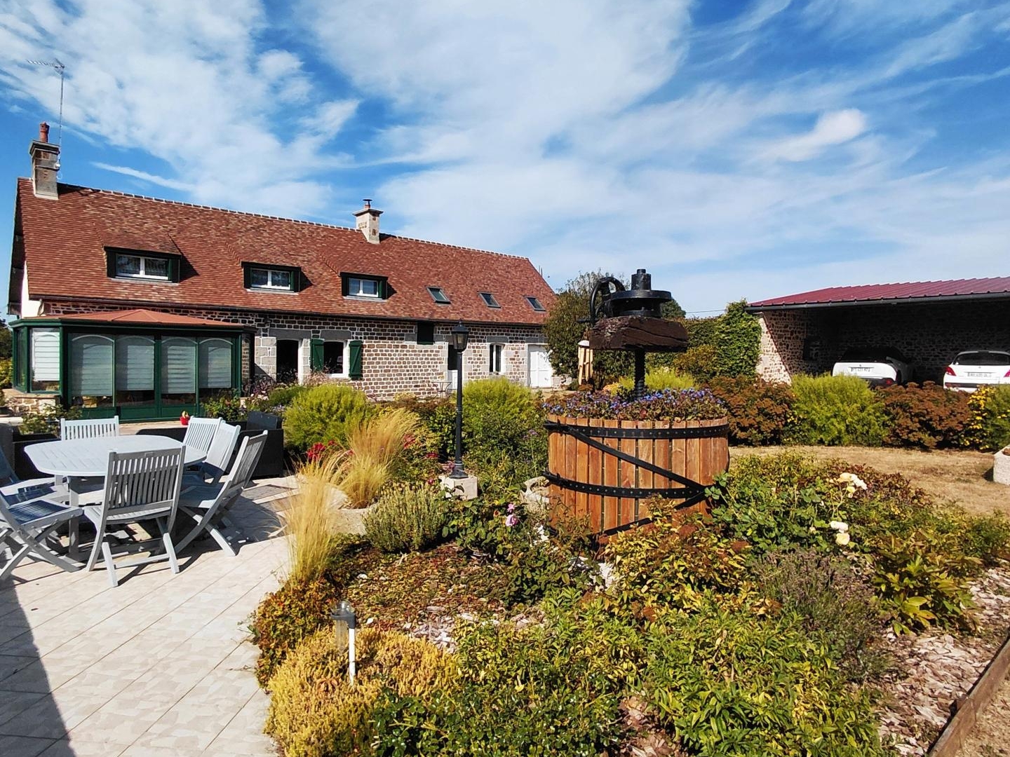 Maison en pierre rénovée, dépendances, hangar de 260m²