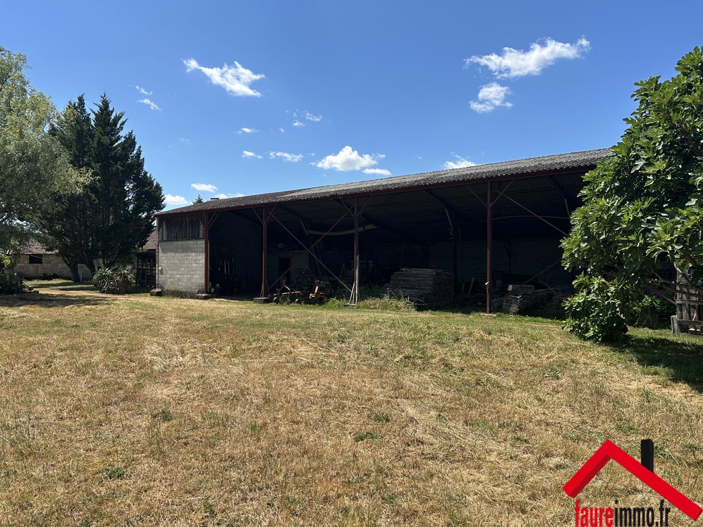 HANGAR À LA-RIVIÈRE-DE-MANSAC EN CORRÈZE