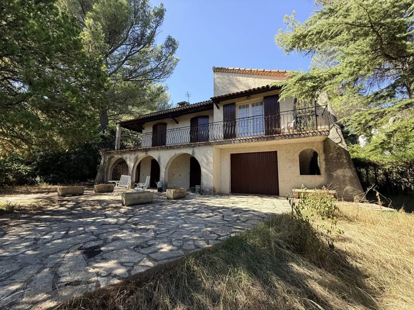 Nîmes, secteur bas du quartier de la Cigale, villa avec vue de 216m2, 5 chs sur parcelle 1000m2