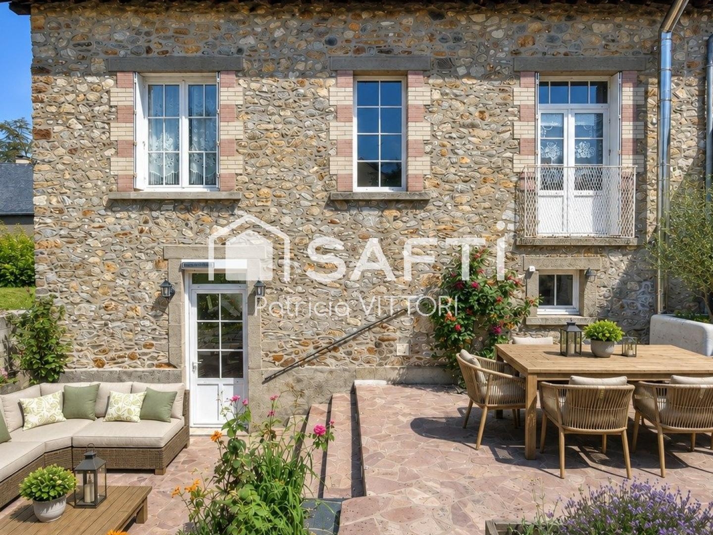 Maison en pierre avec 4 chambres, garage camping-car et jardin