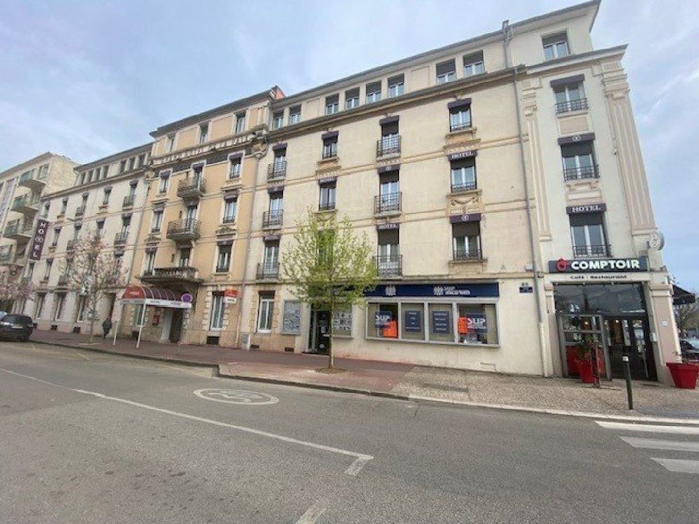 A VENDRE - ENSEMBLE IMMOBILIER A VOCATION COMMERCIALE