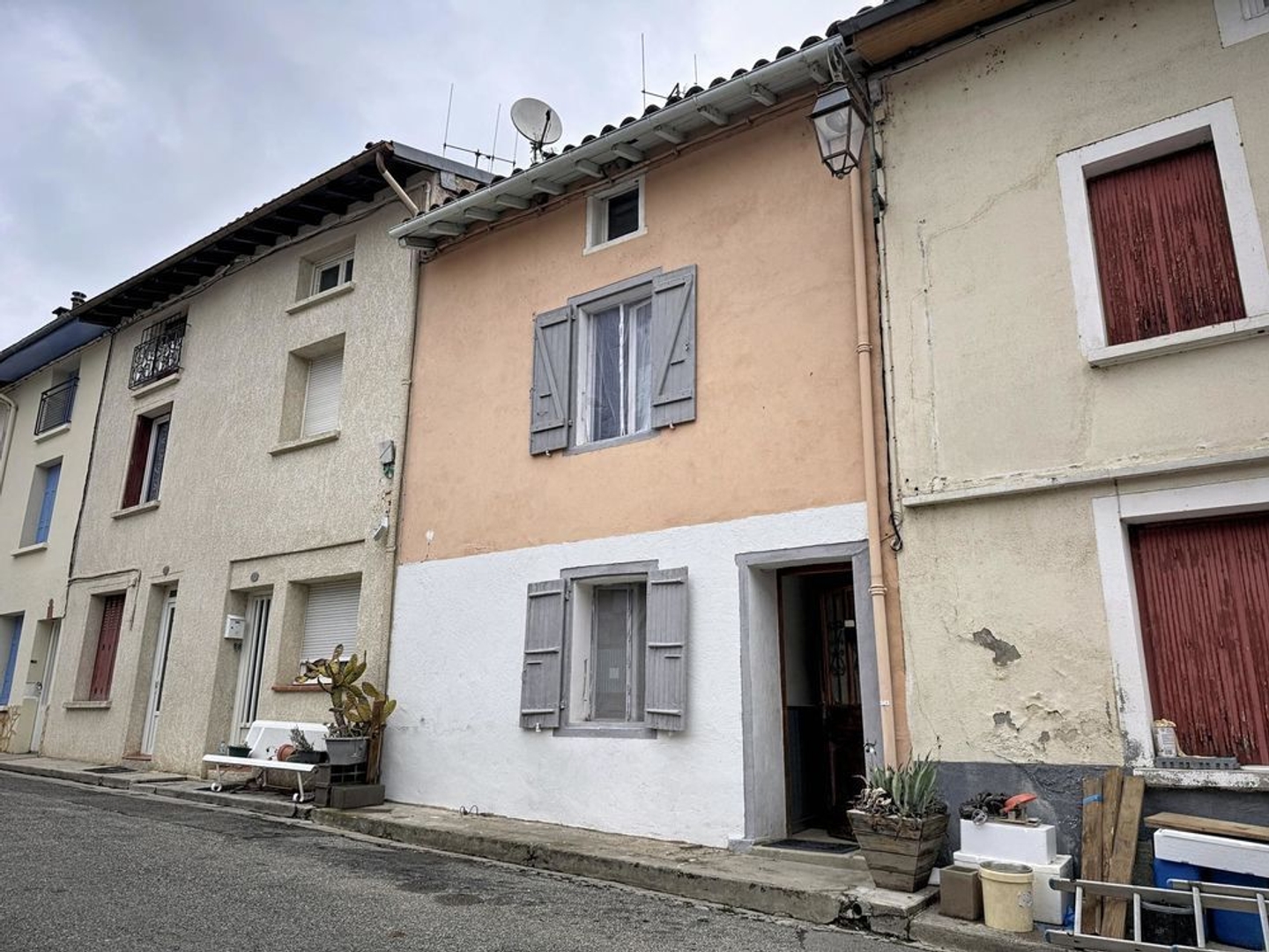 A Bonnac - Maison de ville avec cours