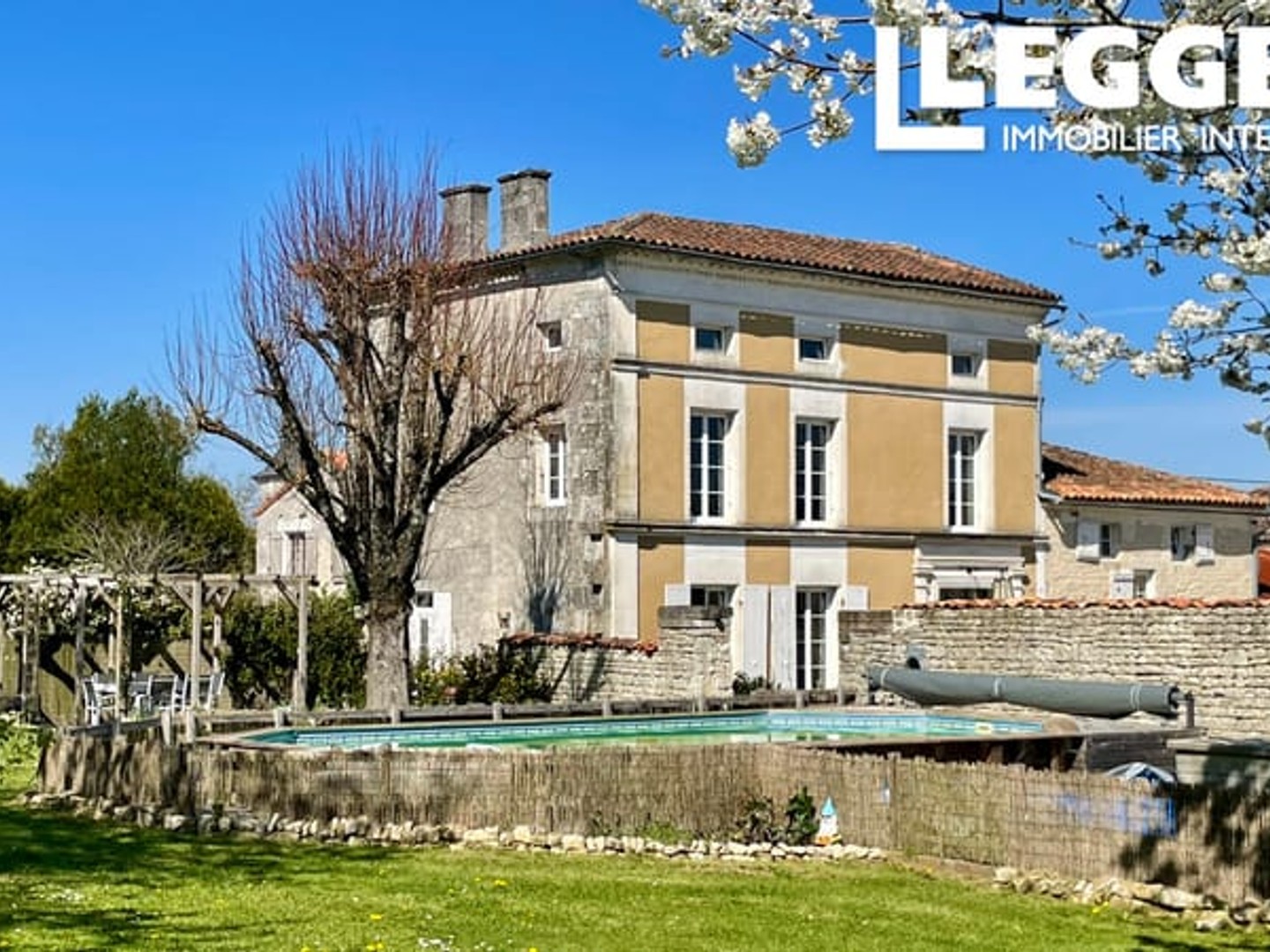 Maison individuelle de 1880's, avec 5 chambres située, avec grand jardin, bâtiment, hangar et piscine hors sol