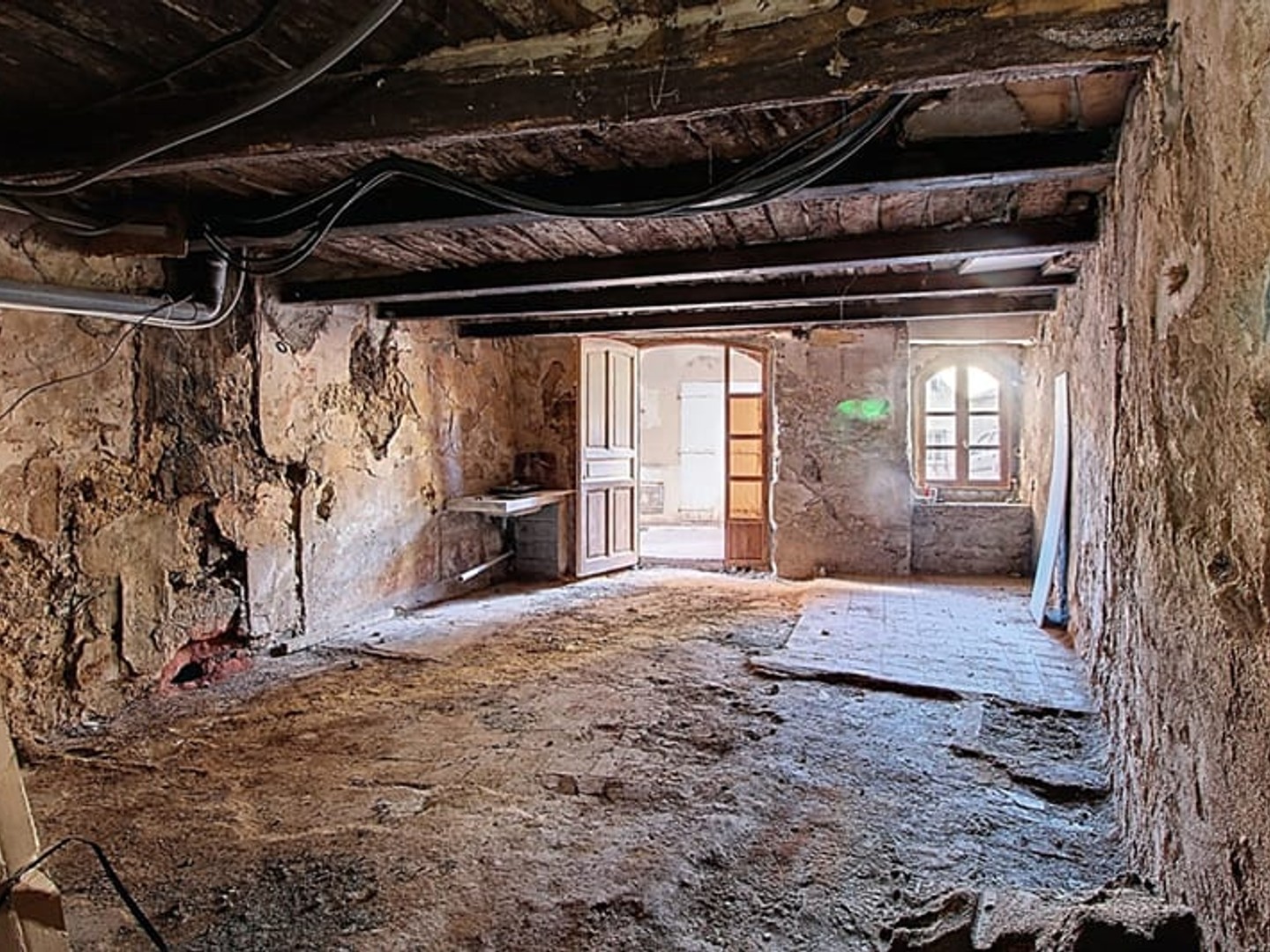 A VENDRE EN EXCLUSIVITE ! Local de 36 m² + 65m² de cave au coeur du village de LORGUES