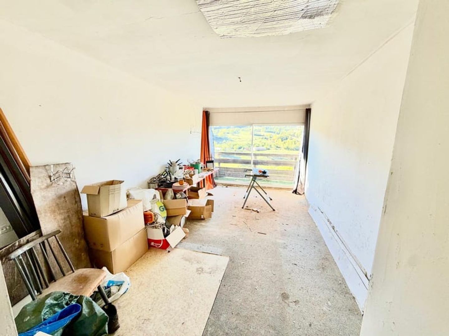 T2 nu à rénover 30m2 avec vue imprenable, parking, extérieur