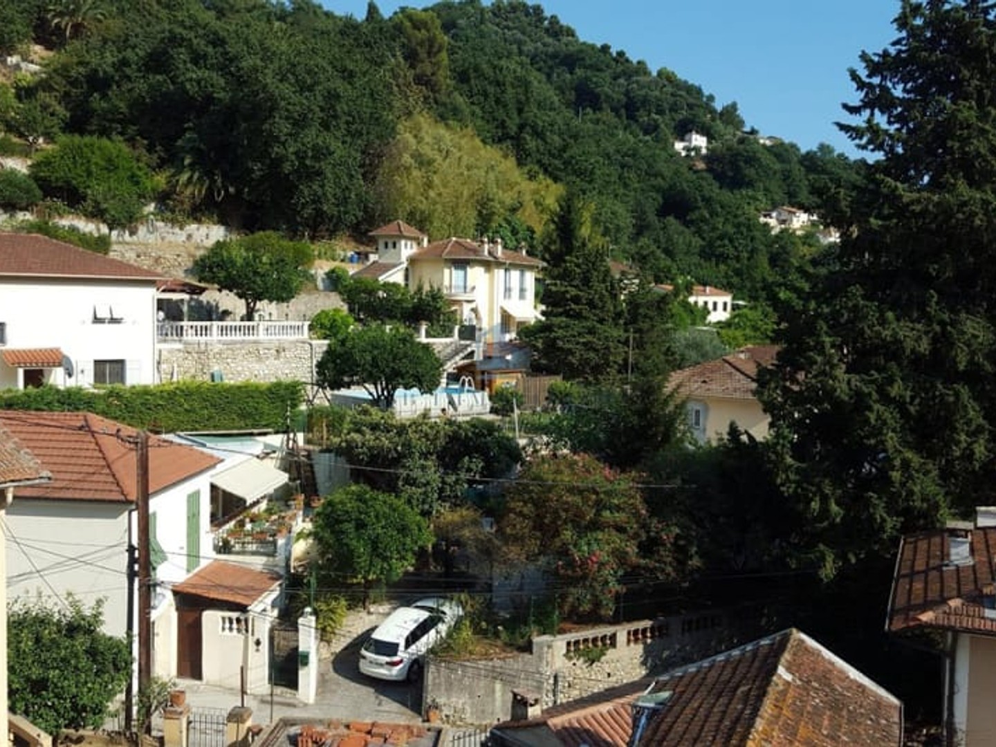 MENTON - 3 PIECES - 83 M2 + TERRASSE, BALCON, CAVE et PARKIN