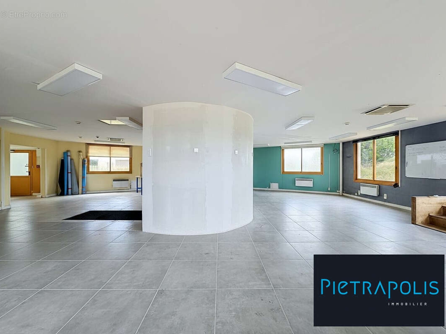 Commerce 2 pièces 323 m²
