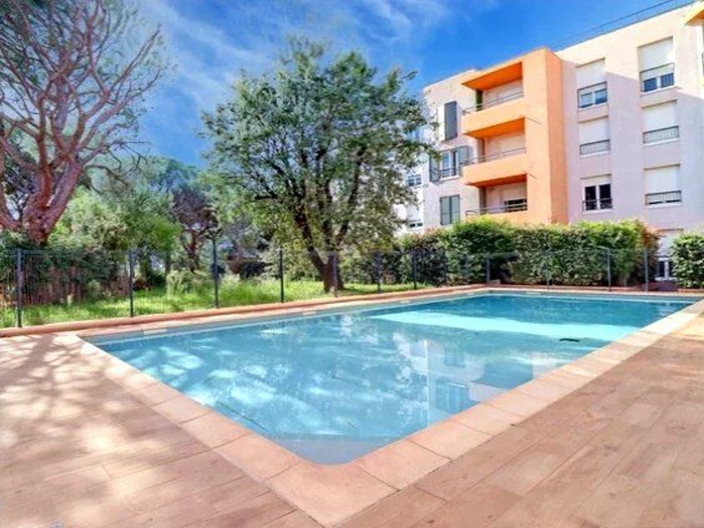 FREJUS CAIS APPARTEMENT T3 DERNIER ETAGE RESIDENCE AVEC PISCINE PARKING