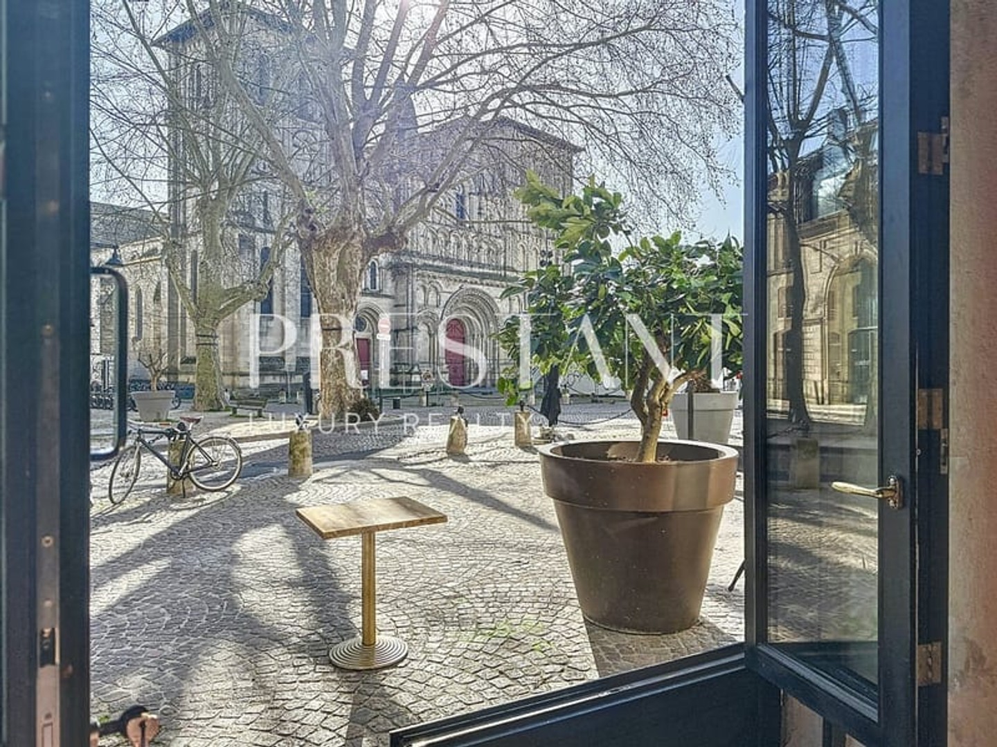 Quartier SAINTE CROIX - Rare ! Murs commerciaux, local libre avec extraction, possibilité terrasse et vue sur monument historique