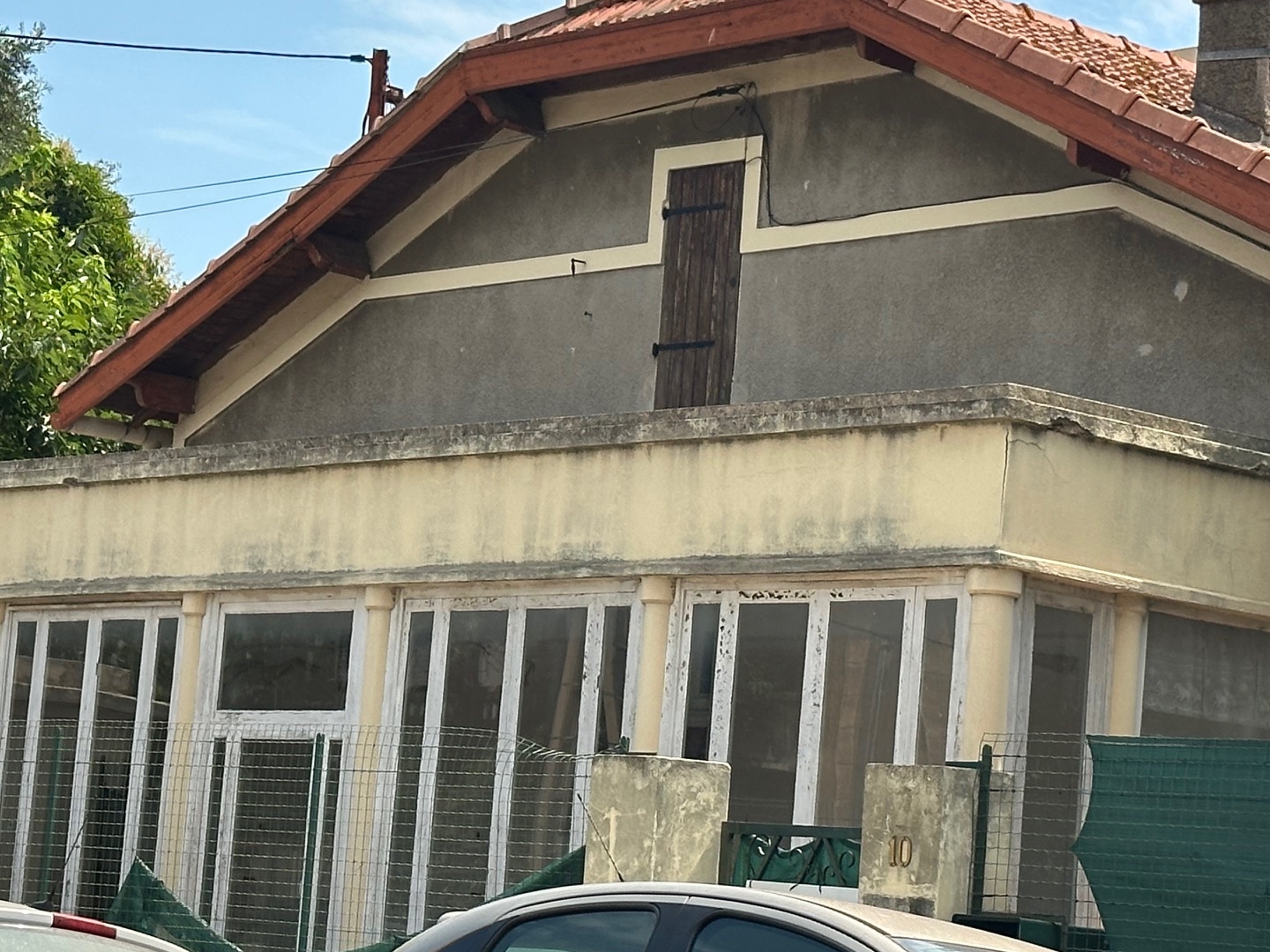 Maison individuelle plain pied avec garage, atelier et jardin