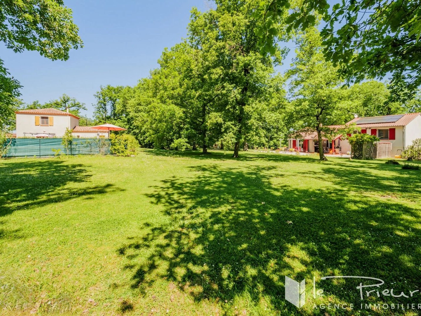 Bel ensemble immobilier familial avec deux maisons, piscine et g