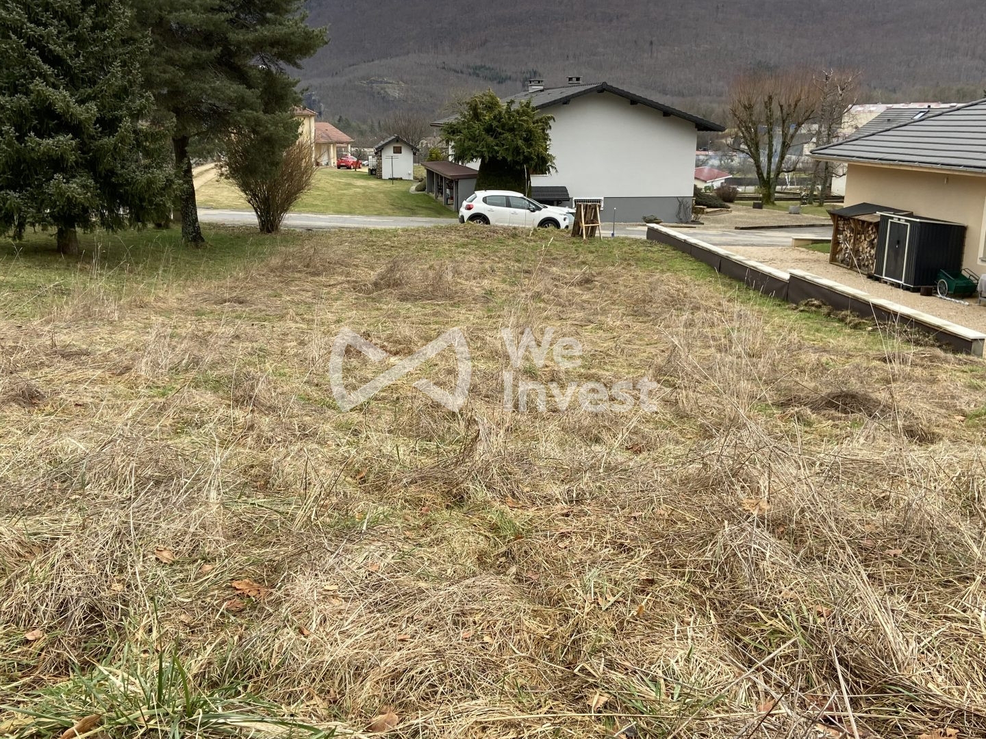 Terrain constructible et viabilisé de 1 365 m² à Champfromie