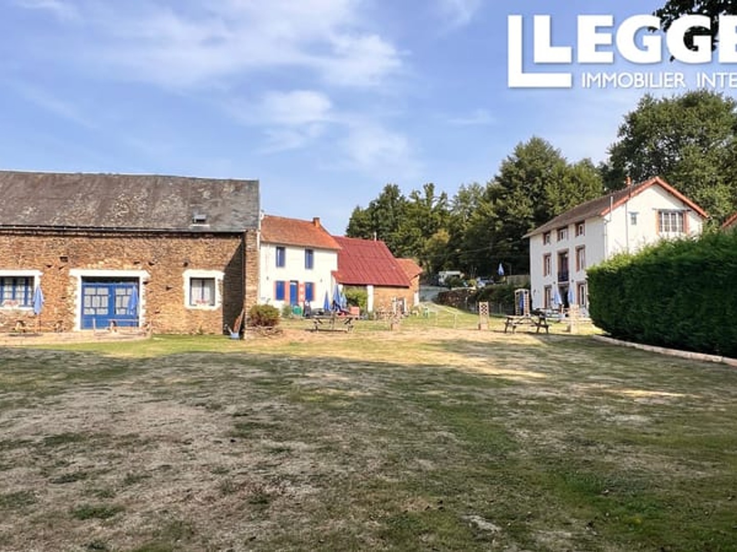 Présentation exceptionnelle d'un « Village de Vacances » avec 2 gîtes, 2 appartements, camping et glamping.