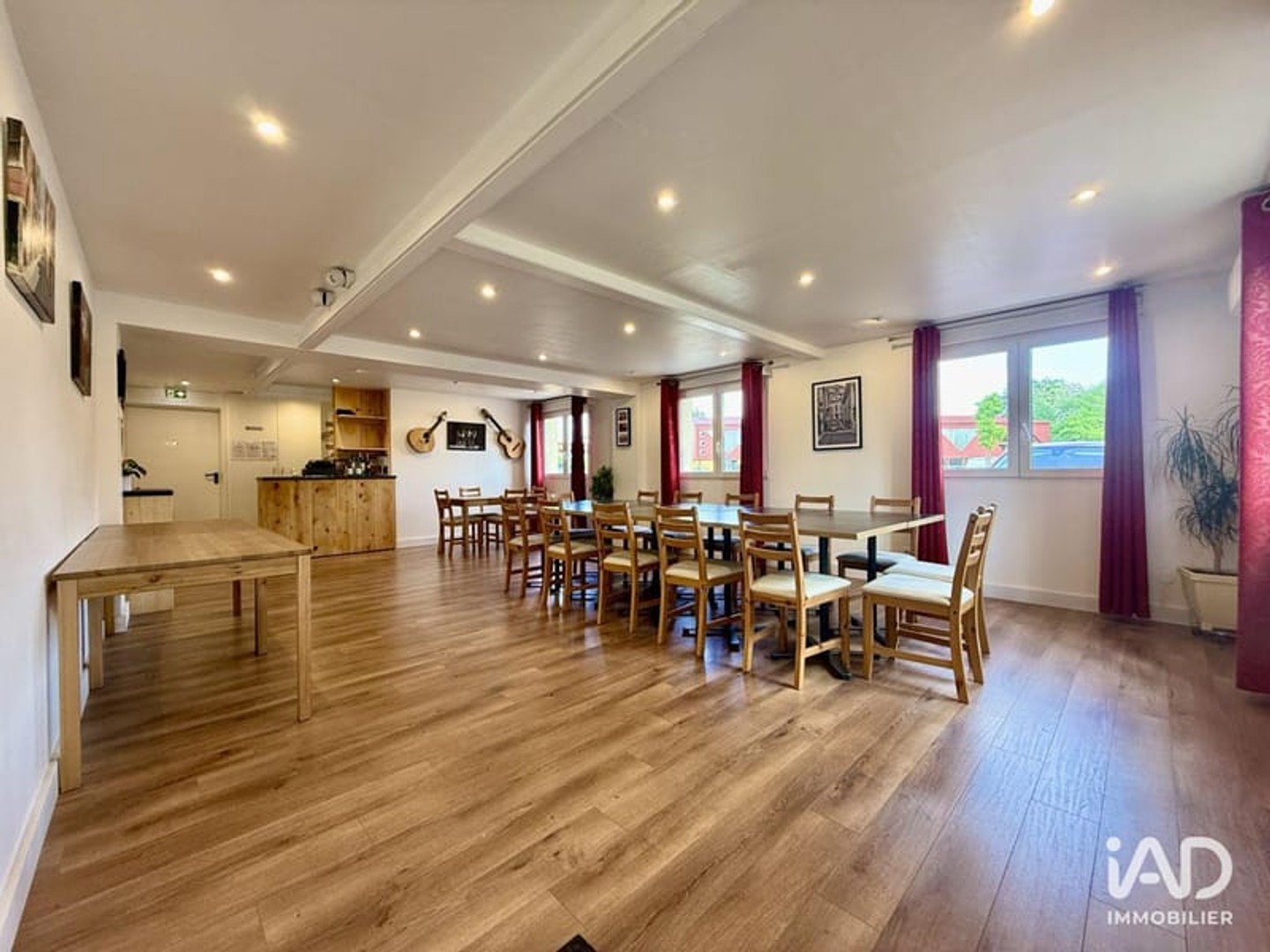 Immeuble commercial 300 m²