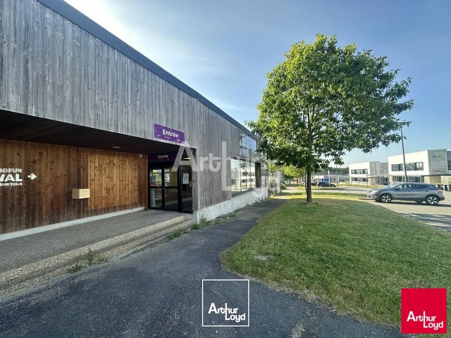 VITRE - LOCAL COMMERCIAL A VENDRE - 590 M²