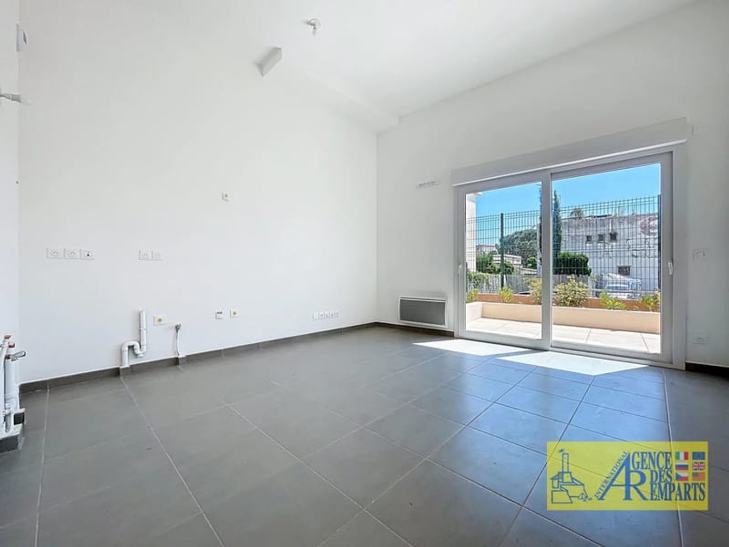 SUPERBE STUDIO COMPLETEMENT NEUF