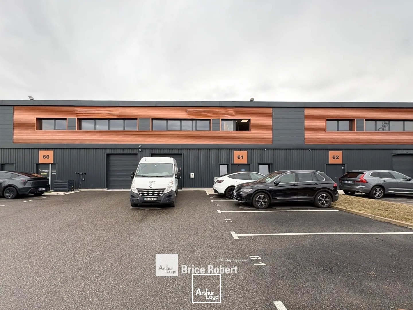 Local d'activités à vendre à Vaulx-Milieu avec accès poids lourds et parking privatif