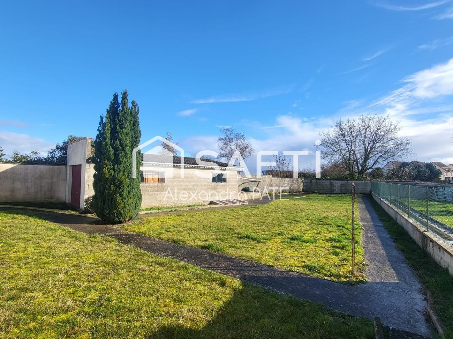 Maison lumineuse avec jardin et garage