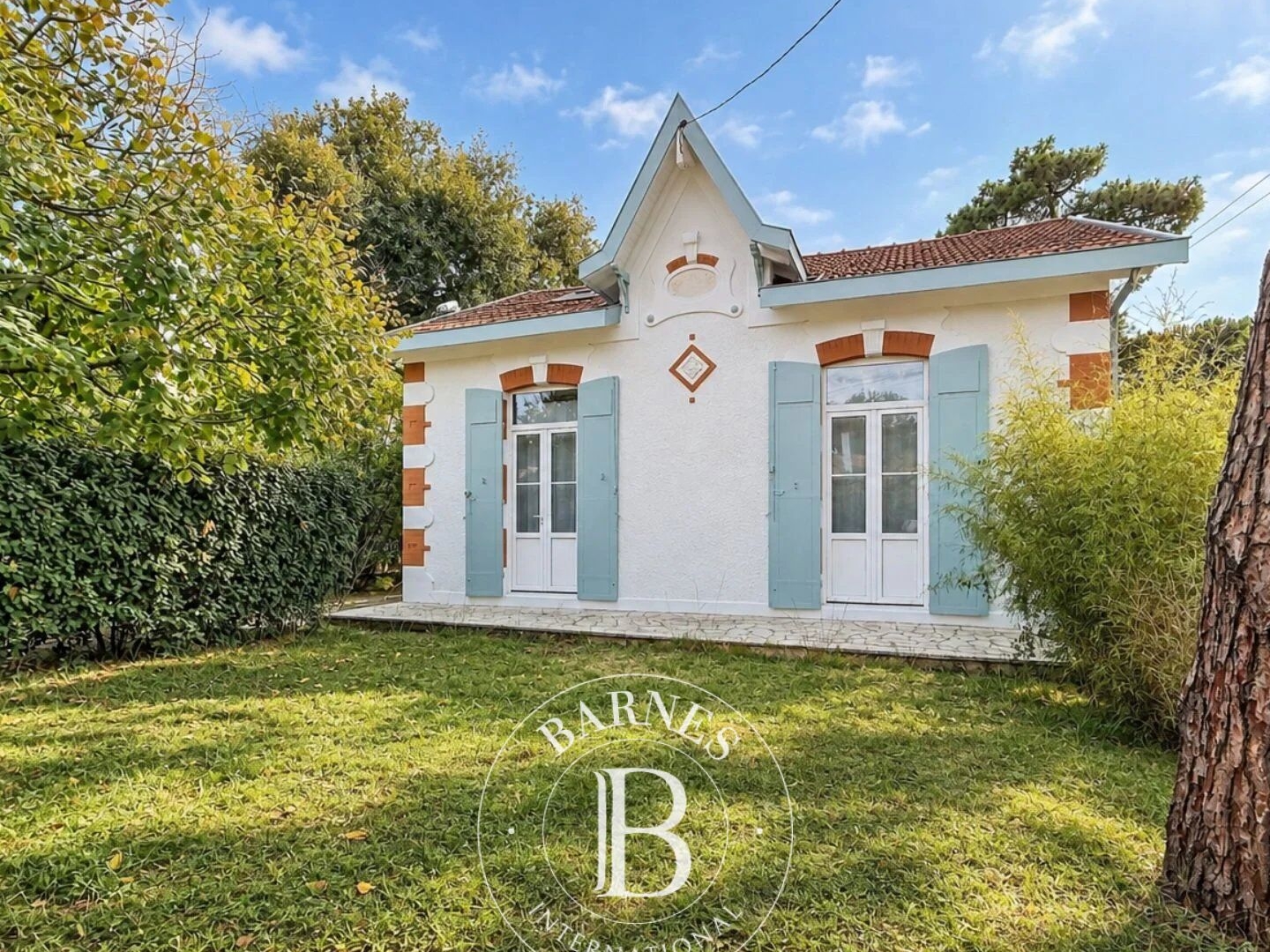 VILLA ARCACHONNAISE RÉNOVÉE AVEC JARDIN EN VILLE D'AUTOMNE À ARCACHON