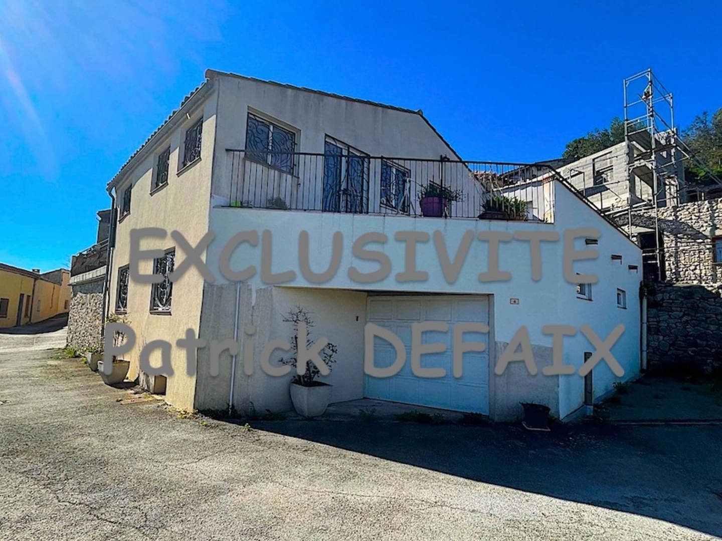 Maison de village avec garage et terrasse.