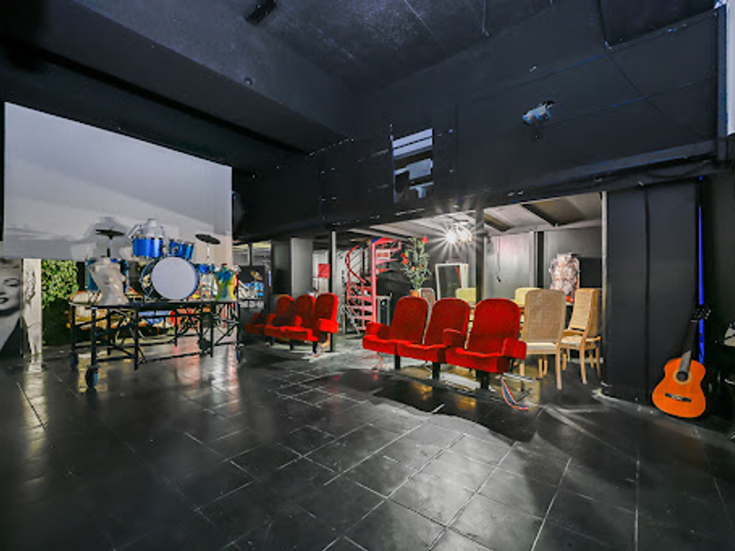 Local 8 pièces 336 m²