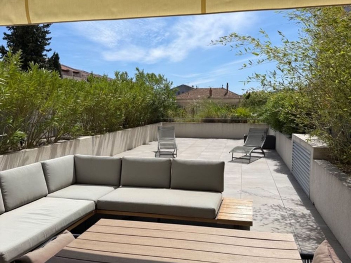 Coup de coeur, magnifique T3 traversant au centre ville de Hyères, grande terrasse et balcon, garage fermé 2 places
