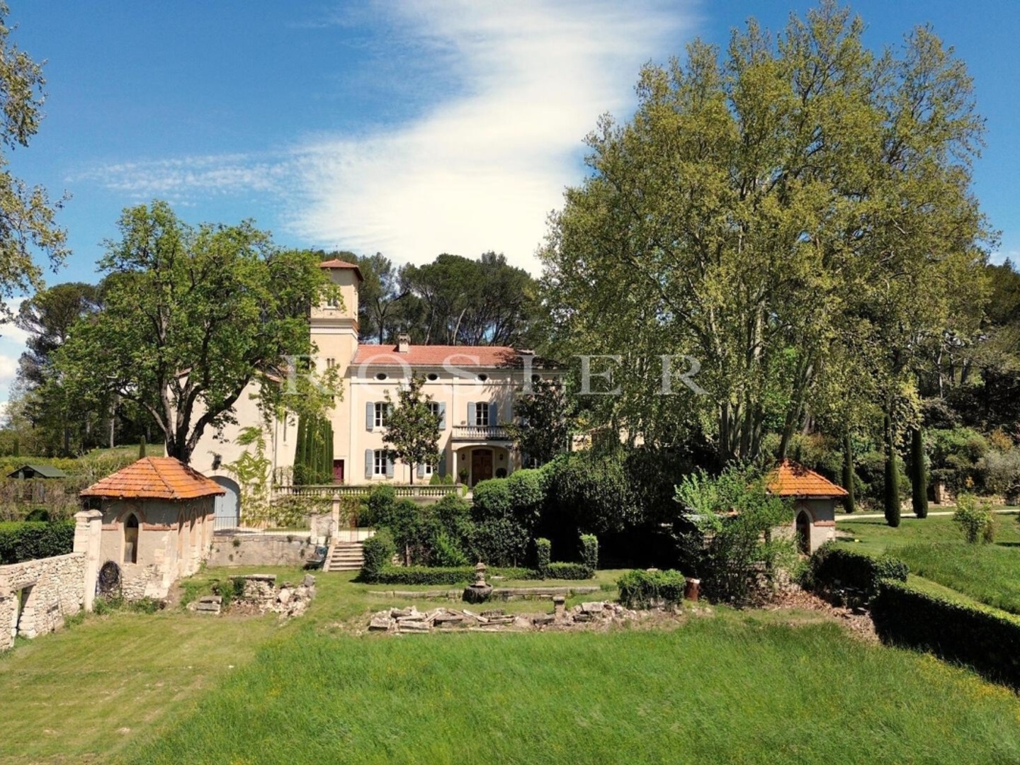 Vente - Pernes-les-Fontaines - Propriété aux allures Florentines au coeur de 20 hectares, avec dépendances, chapelle privée, vues sur la forêt