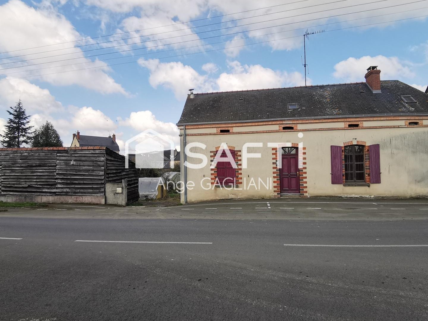 Maison 4 chambres à fort potentiel sur grand terrain à l'entrée de Cossé-Le-Viivien