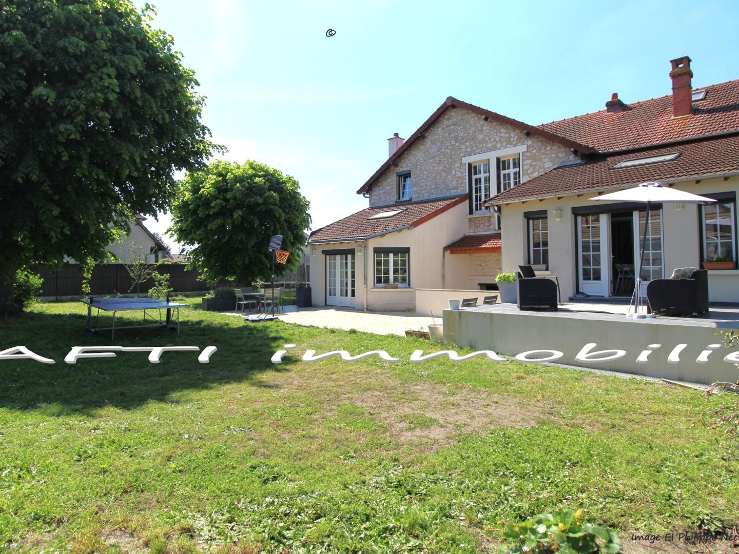 Demeure de 190 m2 habitables de 8 pièces, 5 chambres + cave sur un terrain clos de 1000 m2 sans vis-à-vis.