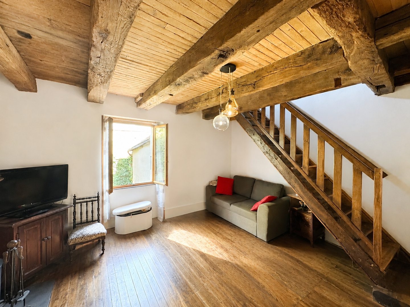 Ségur en Aveyron, Jolie maison au centre du village avec atelier/garage.