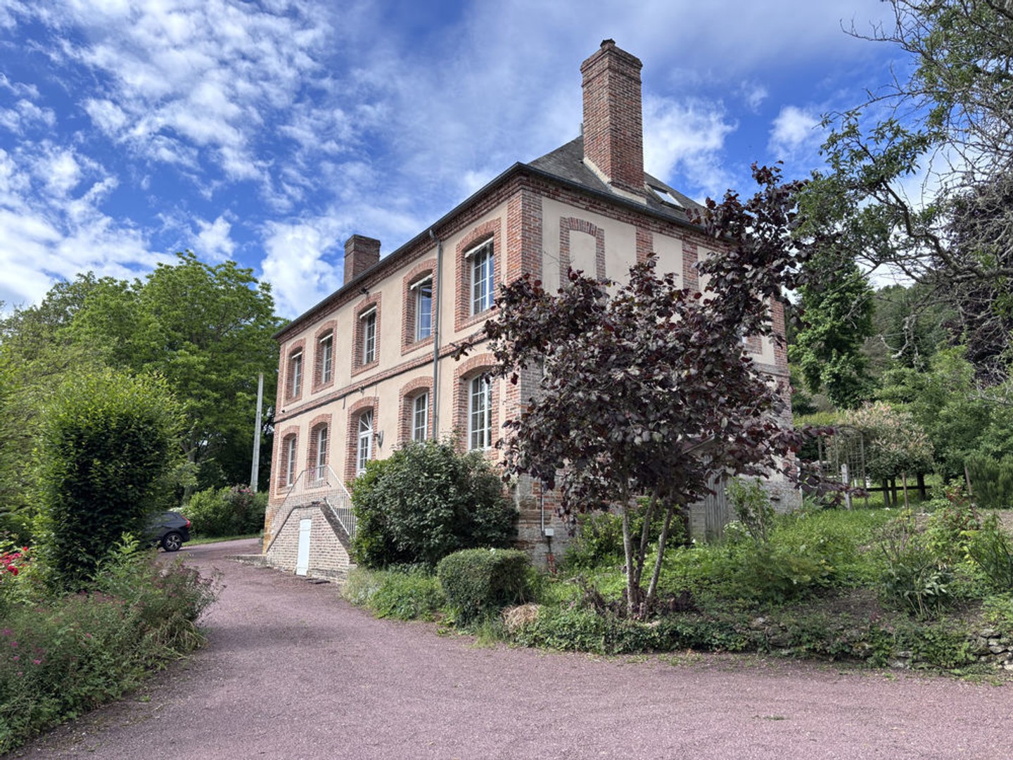 Une propriété de caractère comprenant un ancien presbytère avec dépendances, source et bassin sur 3050m2 avec