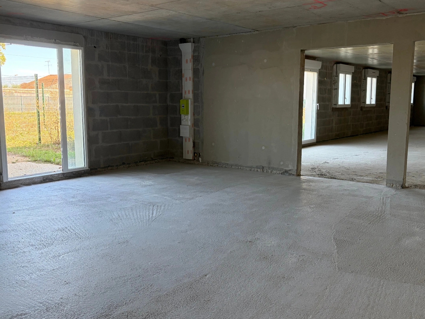 LUCON (85400) LOCAL PROFESSIONNEL BRUT DE BETON 300 M² IDEAL MICRO CRECHE OU AUTRE ACTIVITE A PRIX FOU
