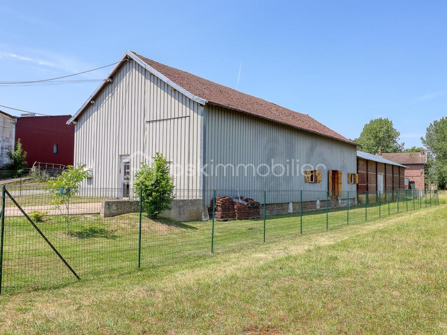 Bâtiment d'activité 600 m² avec showroom, atelier et stockage - Crèvecoeur-le-Grand (60360) à 8 minutes de l'autoroute A16