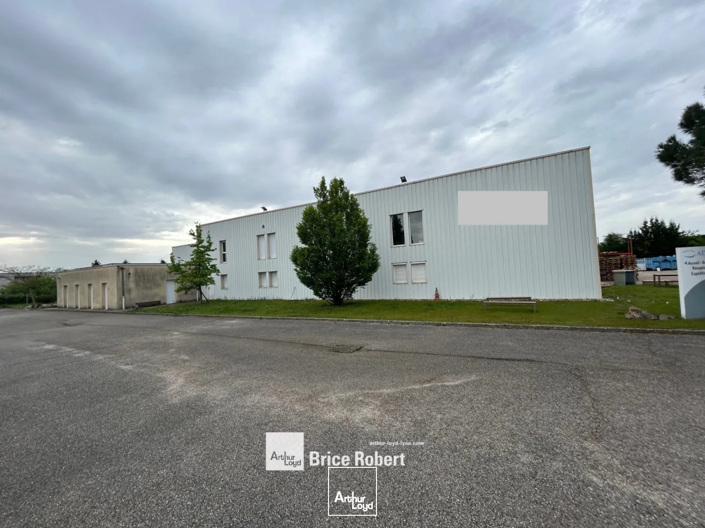 Local d'activités à vendre à Villette-d'Anthon avec parking et extension