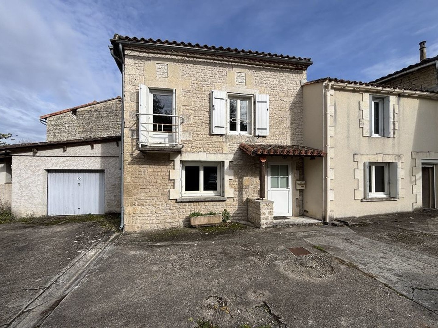 Une maison de caractère avec potentiel d'agrandissement, jardin attenant et garages.