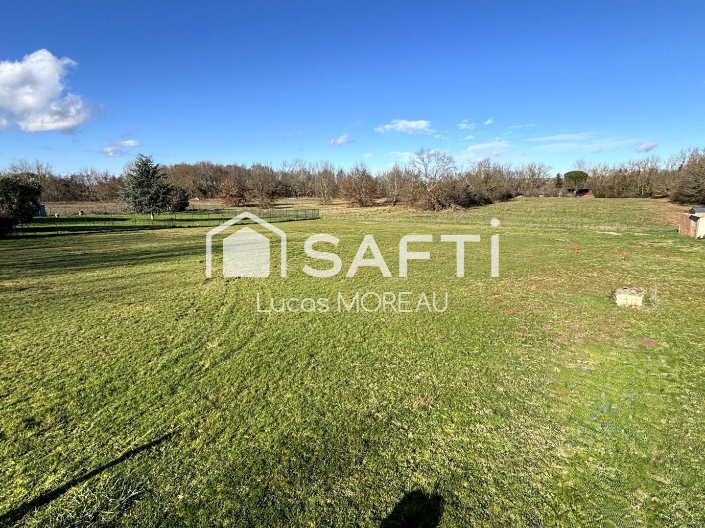 Terrain plat de 1019 m² borné, tout à l'égout