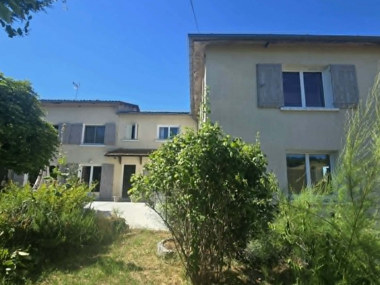 Grande maison au calme à 10 min à pied du centre de Chalais