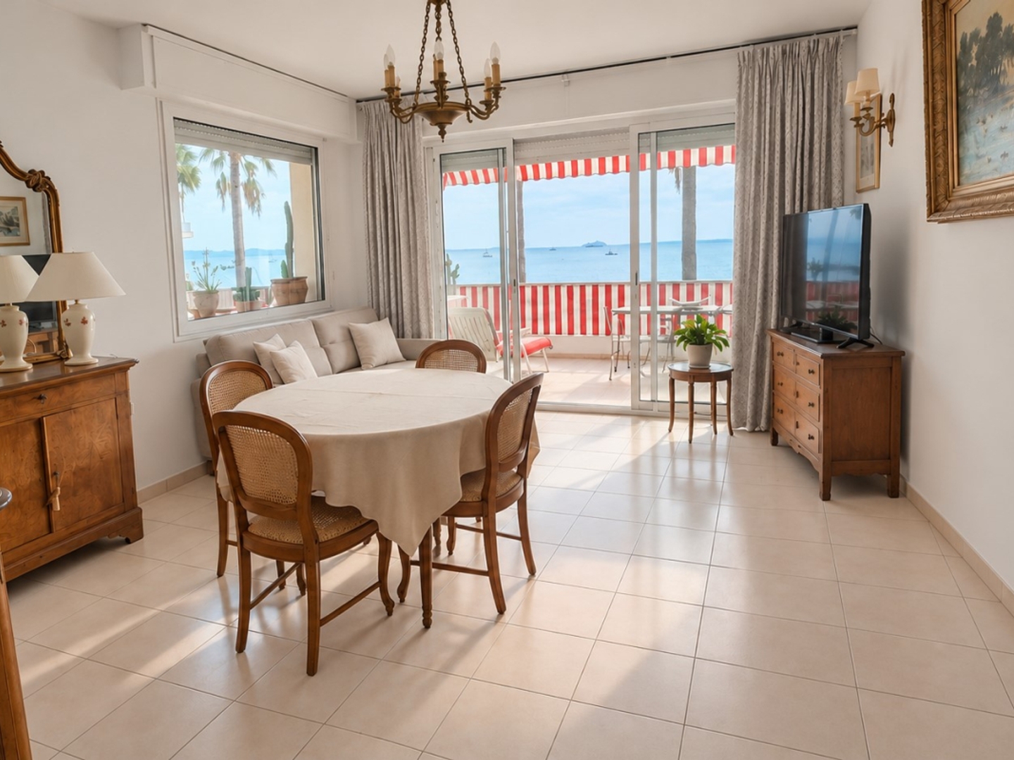FRONT DE MER JUAN-LES-PINS - Appartement d'angle 3 pièces 71 m2 - Garage plain pied
