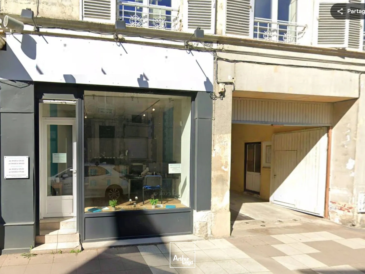 Emplacement n°1 bis - Local commercial lumineux en rez-de-chaussée, d'une surface de 35 m2 environ sur un axe passant, en plein coeur du centre-ville de Soissons - A VENDRE