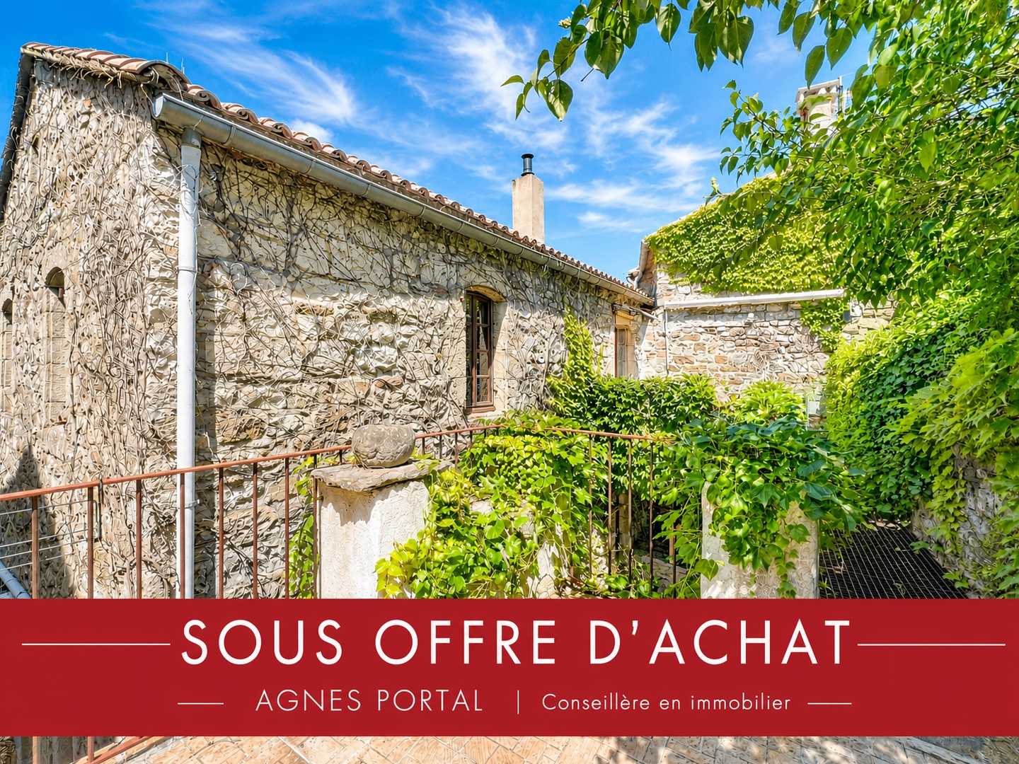 Exclusivité - Les Vans (07140) : Authentique maison de village en pierre avec cour, terrasse et dépendance