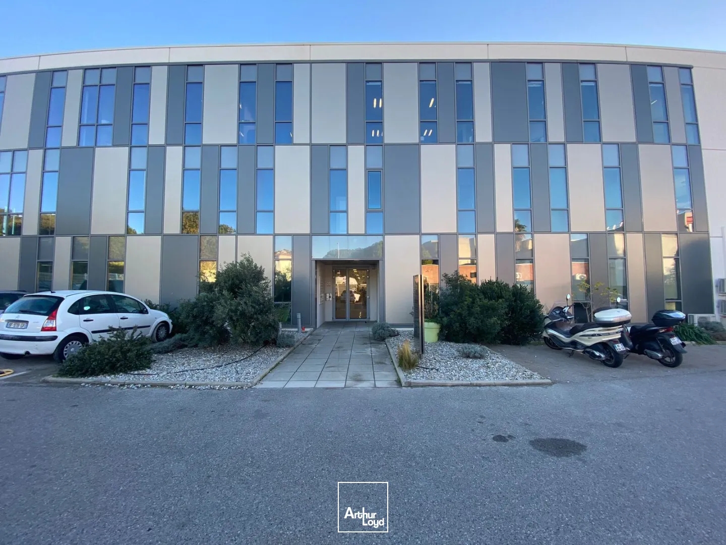 Bureaux de standing avec parkings à vendre - ZFU Saumaty Séon - 13016