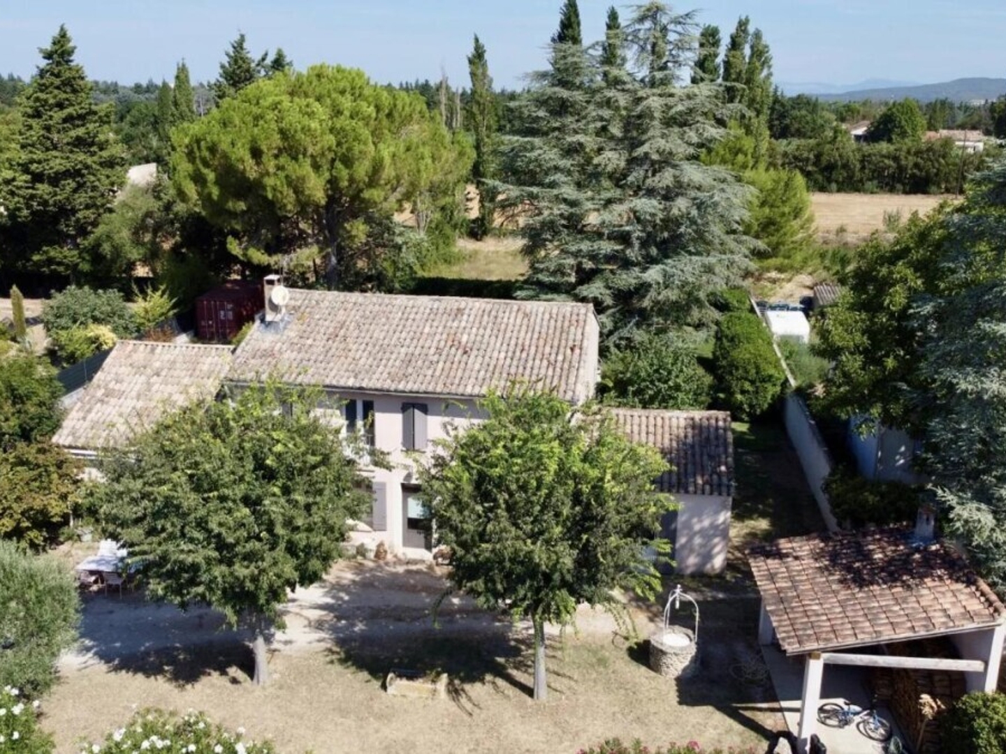 Vends propriété - 208 m² - 7 pièces, 4 chambres - L'Isle-sur-la-Sorgue 84800