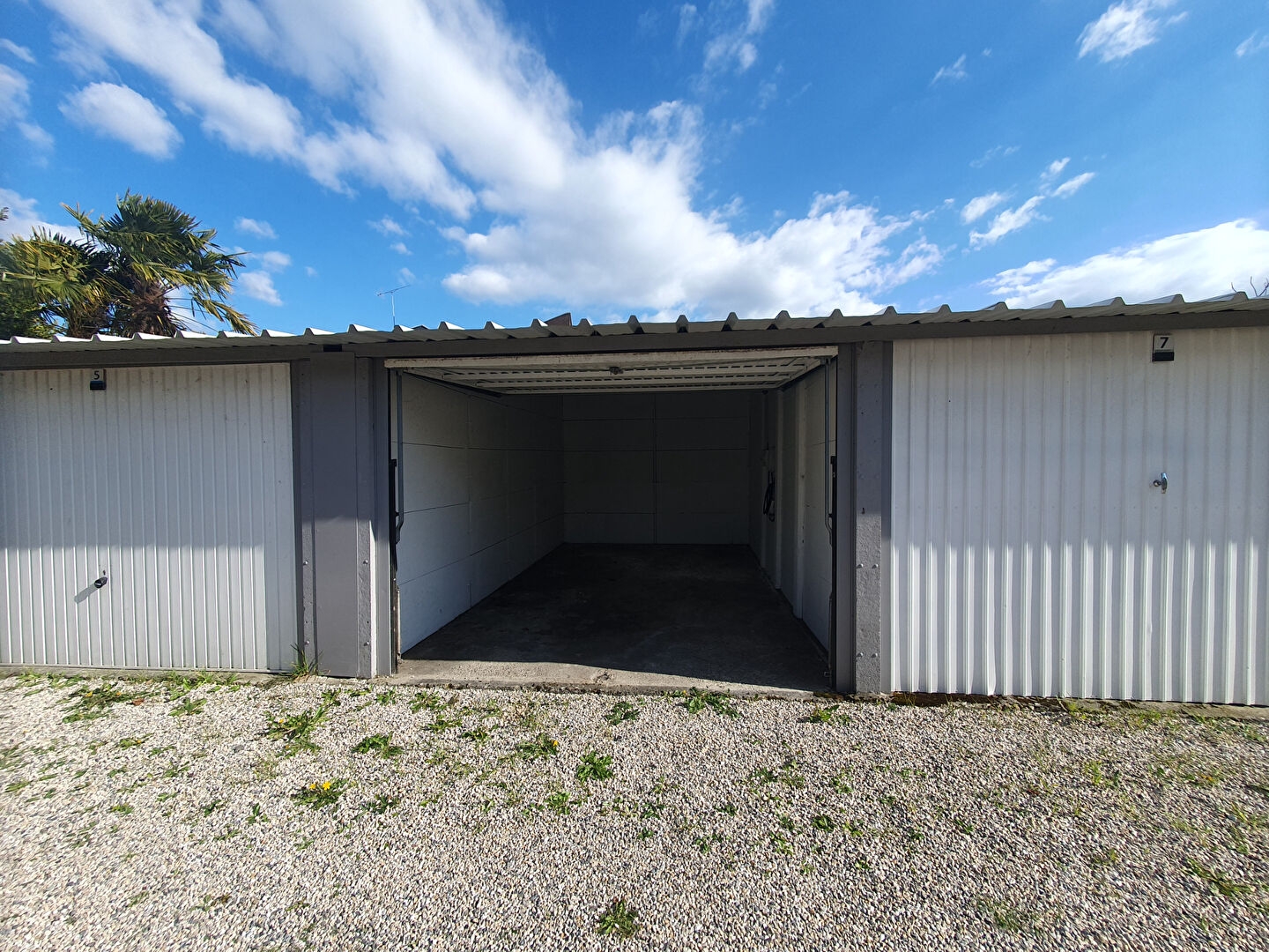 Parking / garage / box à vendre - 551m2 - Pont-De-Chéruy (38230)