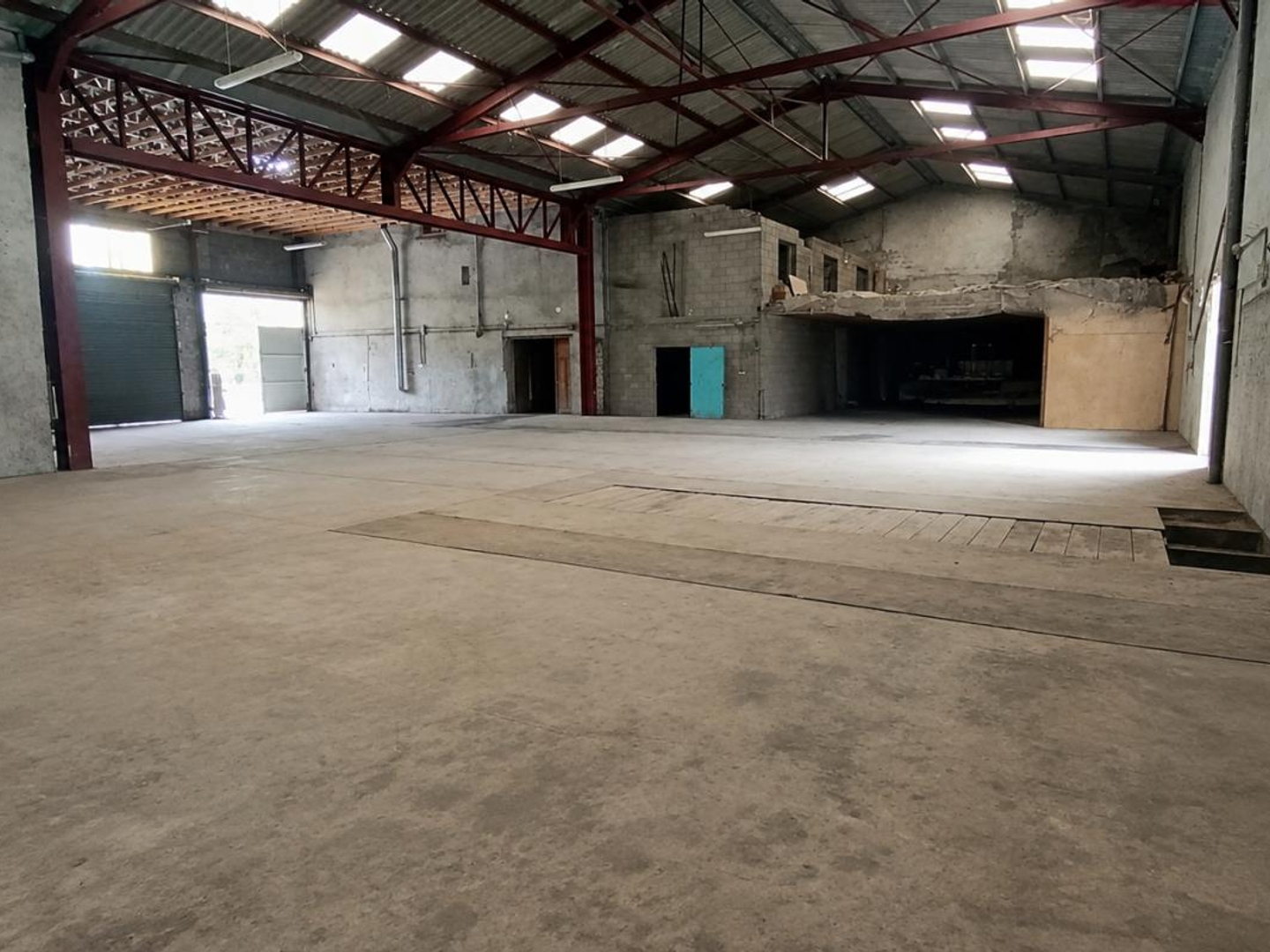 Local professionnel 650 M2 avec hangar et maison d'habitation - 1 heure de Nancy