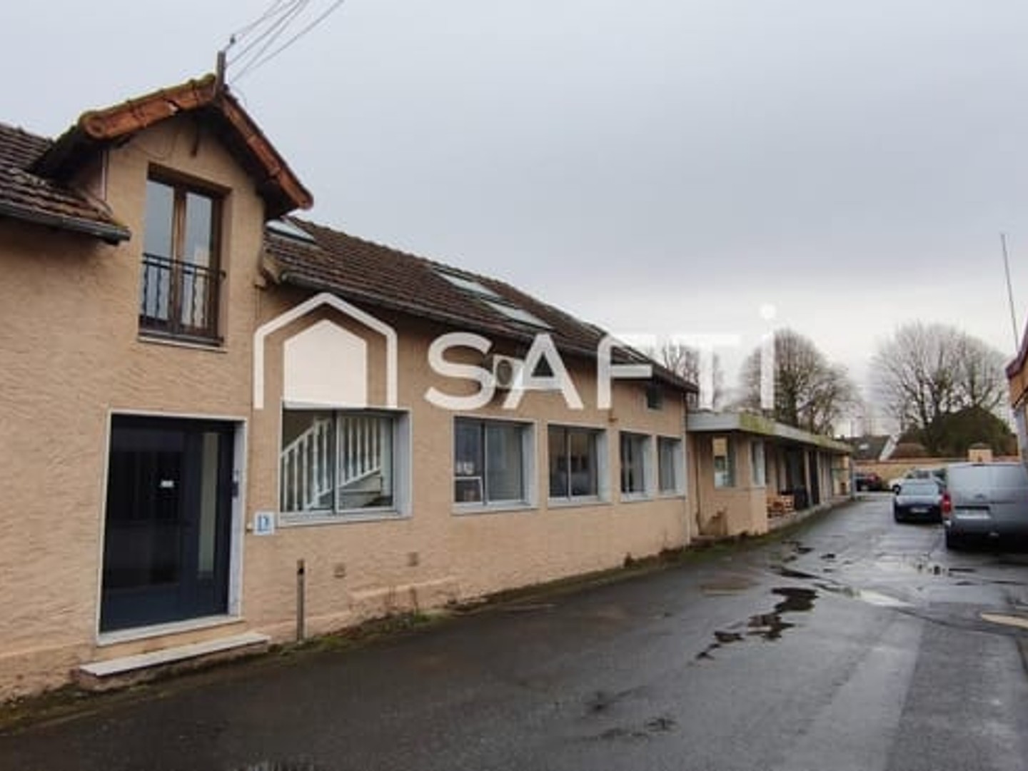 Bureaux 16 pièces 2445 m²
