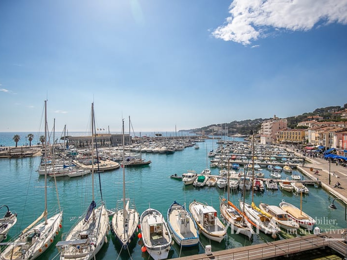 CASSIS, Premier rang sur le port, triplex comme une maison de ville