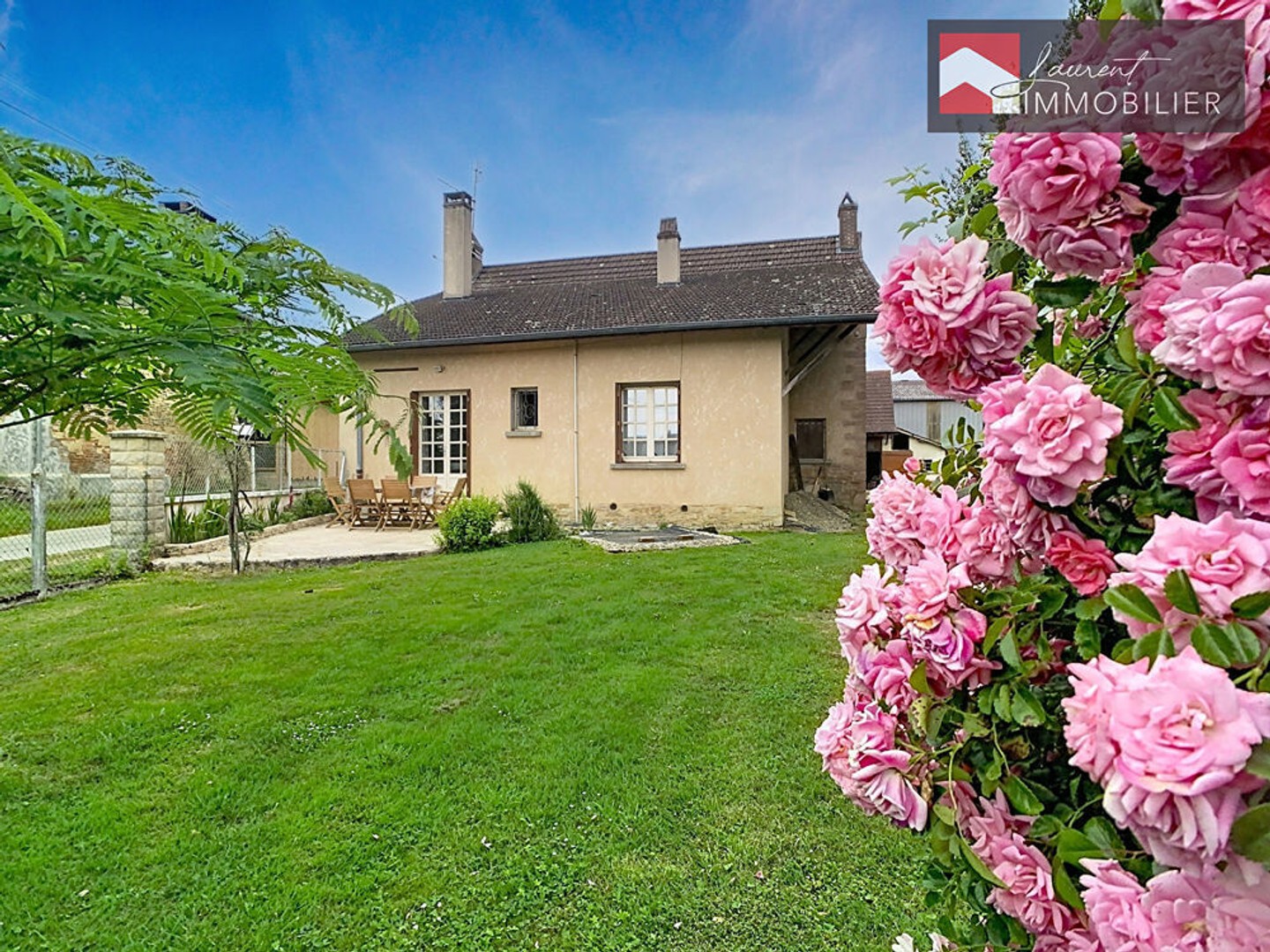 Propriété de caractère sur 16 626 m² avec maison de 175 m² et dépendances, Jouvençon
