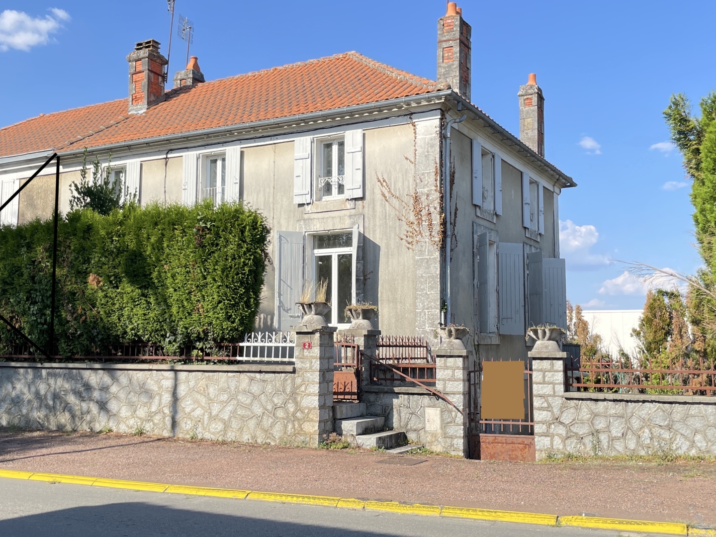 MAISON DE VILLE À RÉNOVER : JARDIN, GARAGE ET BEAU POTENTIEL