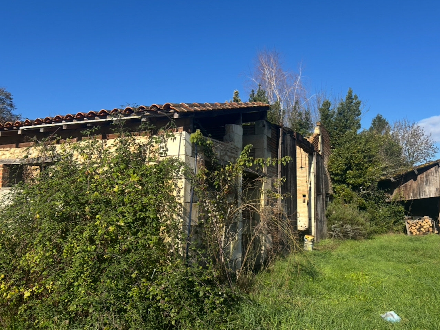 TERRAIN AVEC PISCINE ET 140m2 CONSTRUCTIBLE