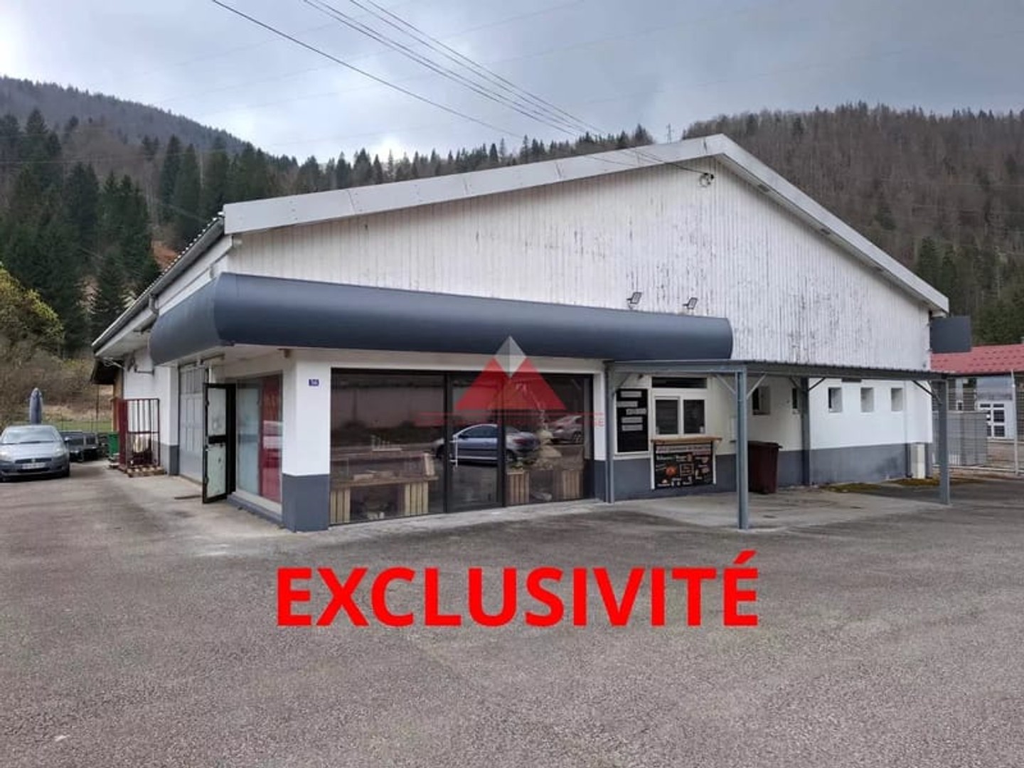 Entrepôt avec magasin à la Doye